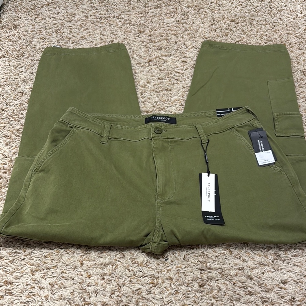 NWT. Liverpool women’s cargo pants with cinch hem. Size 12/31